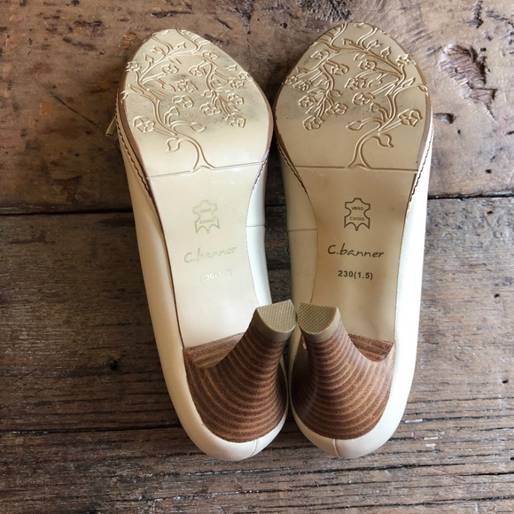 C. Banner Cream Leather Bow Heels 6 - Picture 6 of 7